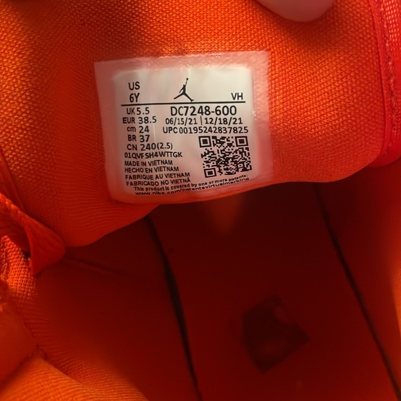 Jordan 1 Mid
Barcelona Sweater Red Patent (GS) - Picture 4 of 8